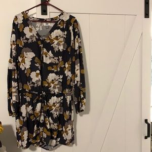 Super cute navy floral romper!